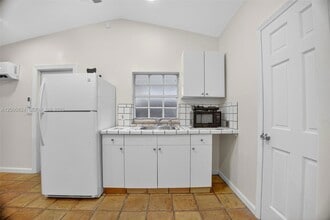 7941 SW 37th Terrace, Unit studio in Miami, FL - Foto de edificio - Building Photo