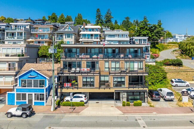 15449 Marine Dr in White Rock, BC - Building Photo - Building Photo