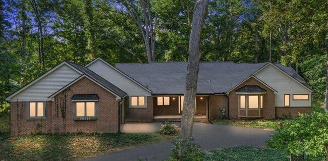 28118 Forestbrook Dr in Farmington Hills, MI - Building Photo - Building Photo