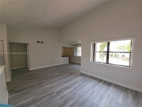 251 W Park Dr in Miami, FL - Building Photo - Building Photo