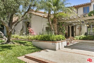 512 N Palm Dr in Beverly Hills, CA - Building Photo