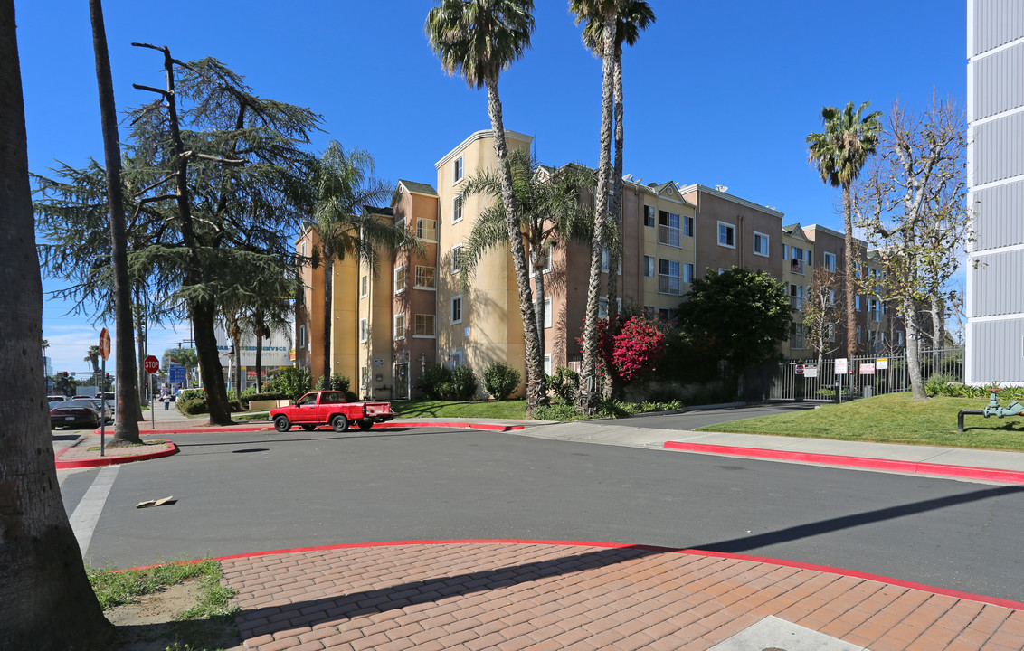 Oak Tree Village Apartment in Van Nuys, CA - Building Photo