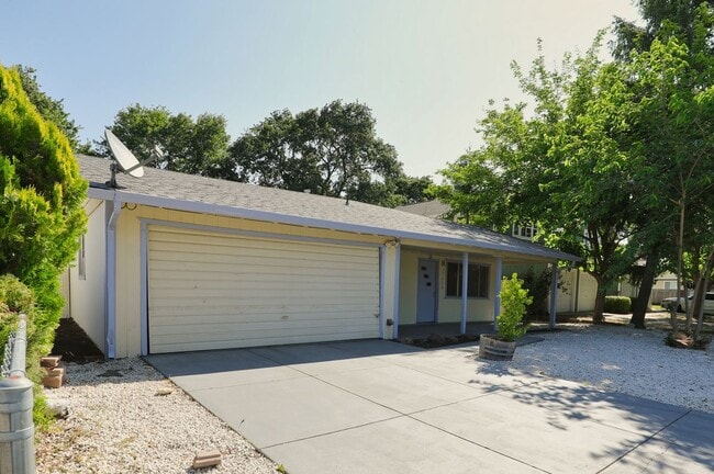 15190 Highlands Harbor Dr in Clearlake, CA - Building Photo - Building Photo