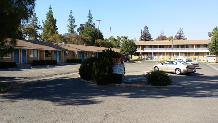 Gateway Pines Apartments in Merced, CA - Building Photo