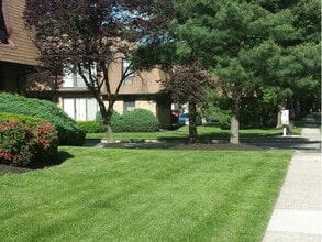 Lindvale Gardens in Mahwah, NJ - Building Photo - Building Photo