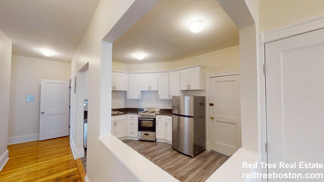 1595 Beacon St, Unit 3 in Brookline, MA - Building Photo - Building Photo