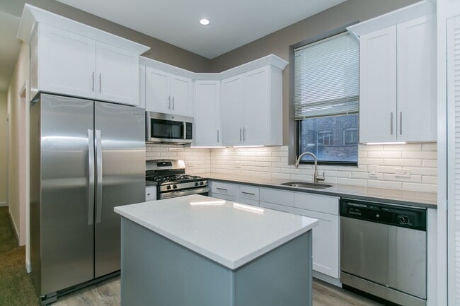 2342 N Clark St in Chicago, IL - Building Photo - Building Photo