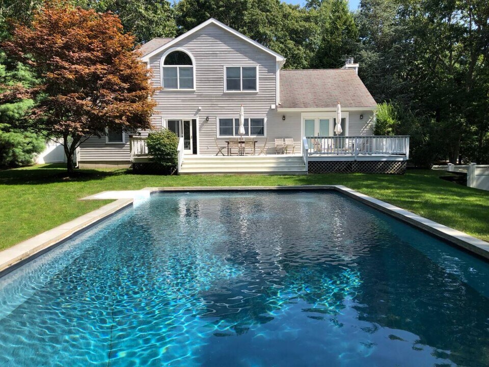 33 Woodruff Ln in Bridgehampton, NY - Building Photo