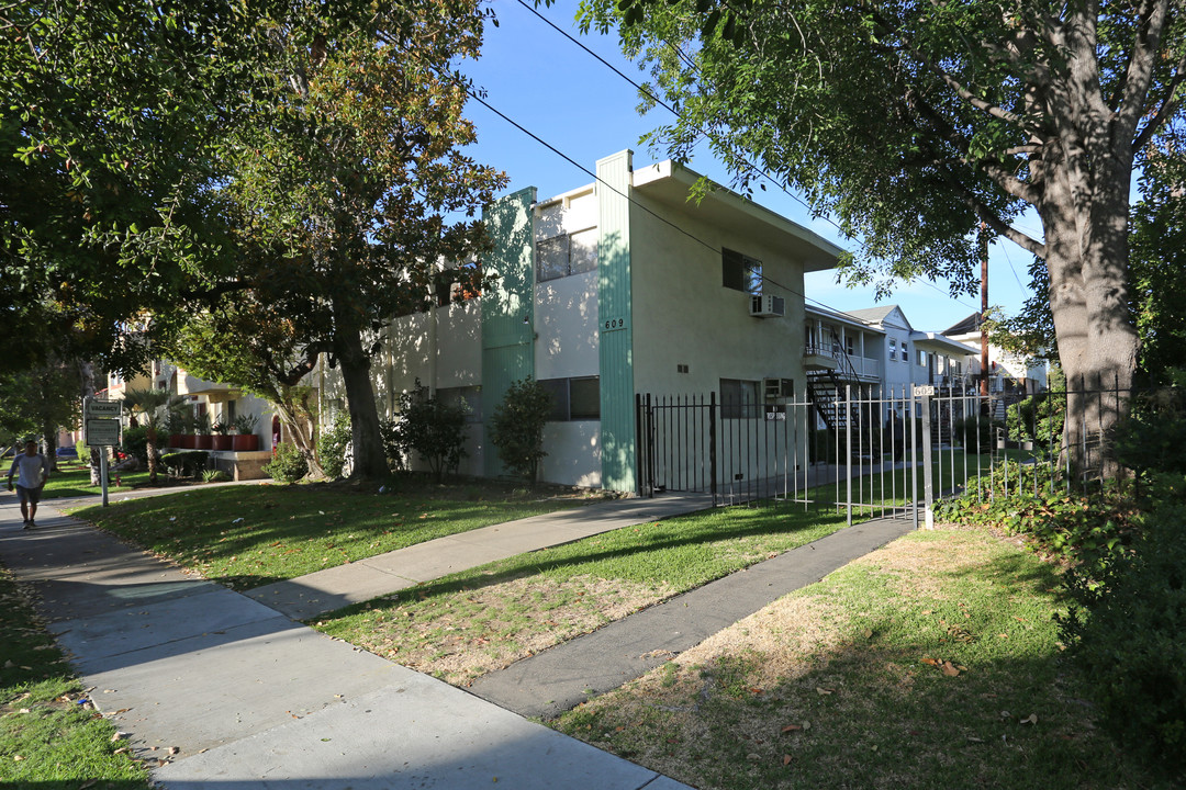 609 S Adams St in Glendale, CA - Building Photo