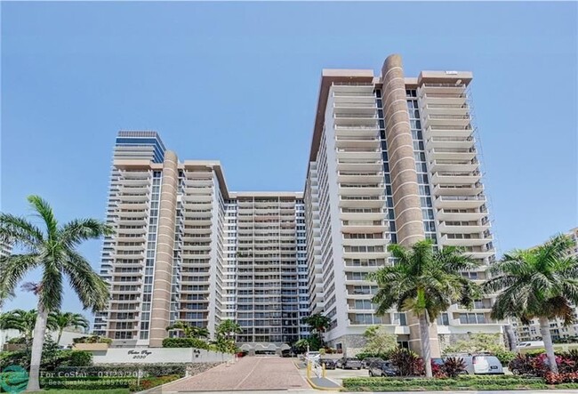 2030 S Ocean Dr in Hallandale Beach, FL - Building Photo - Building Photo
