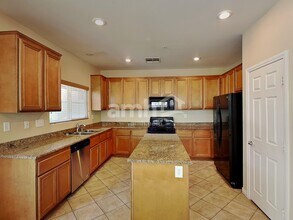 658 Moonlight Stroll St in Henderson, NV - Building Photo - Building Photo