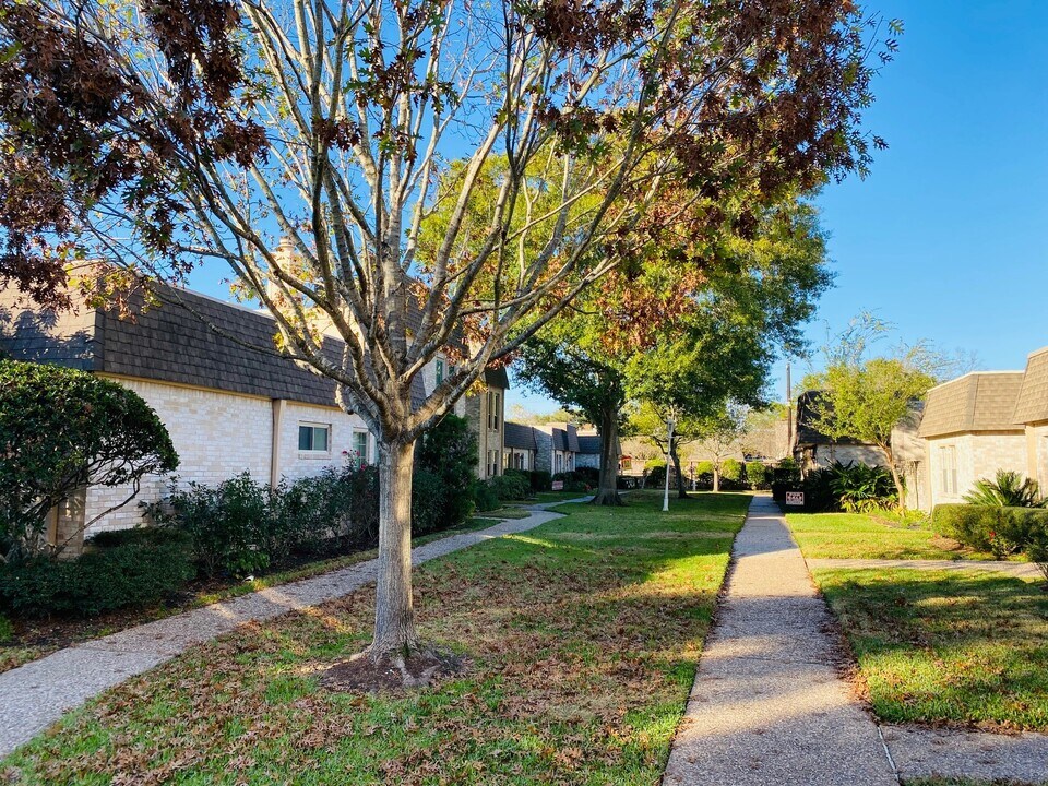 30 River Creek Way in Sugar Land, TX - Building Photo