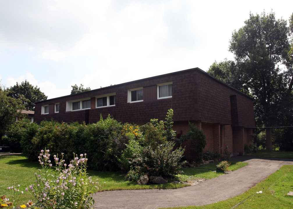 16 Litchfield Ct in Toronto, ON - Building Photo