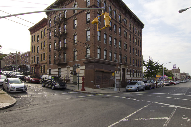 446 E 179th St in Bronx, NY - Foto de edificio - Building Photo