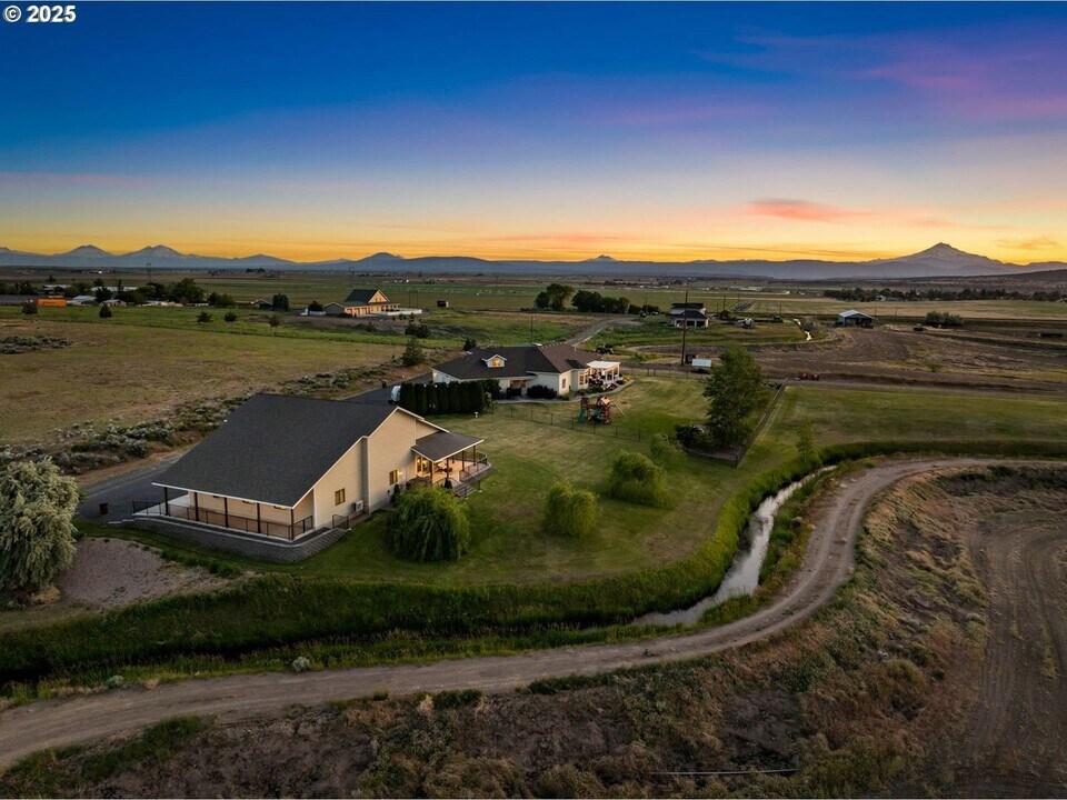 3760 NE Hwy 97 in Madras, OR - Building Photo