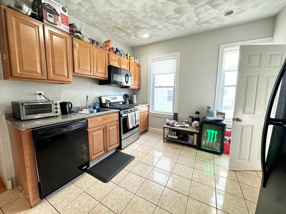 157 E Cottage St in Boston, MA - Building Photo