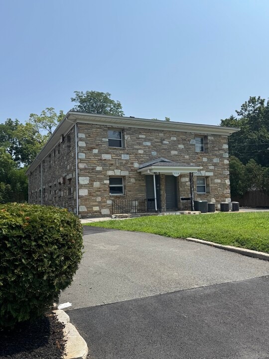 564 Grand Ave in Ewing, NJ - Foto de edificio