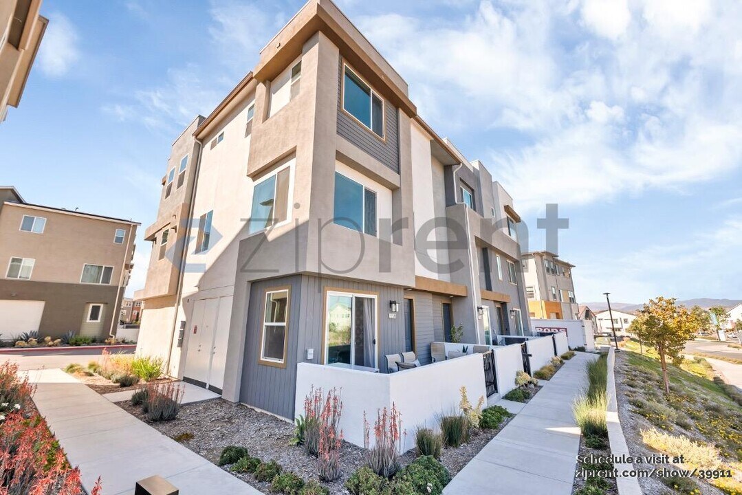 27578 Manzanita Wy in Valencia, CA - Building Photo