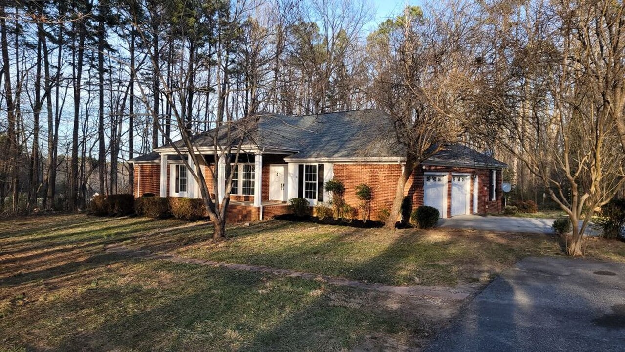 924 Forest Ln in South Hill, VA - Building Photo