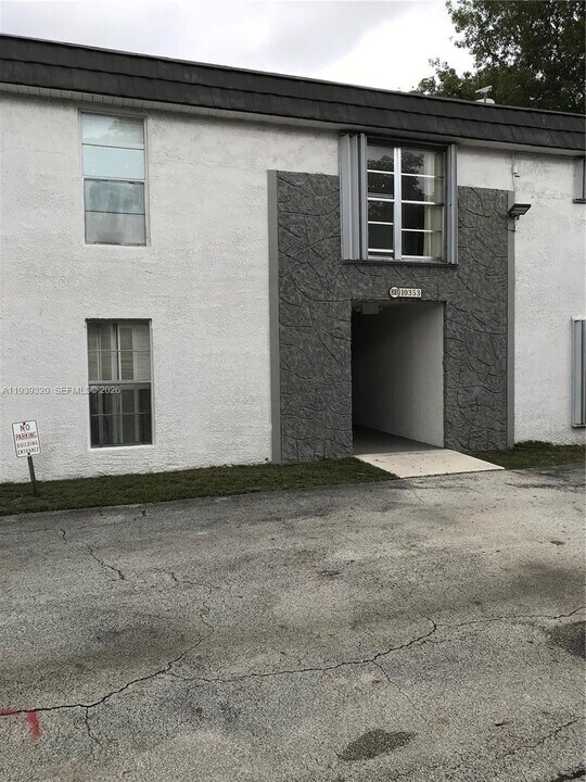 10353 N Kendall Dr in Miami, FL - Building Photo