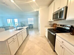 20610 Hazelnut Ct in Lehigh Acres, FL - Foto de edificio - Building Photo