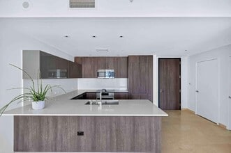 88 SW 7th St, Unit 3003 in Miami, FL - Foto de edificio - Building Photo