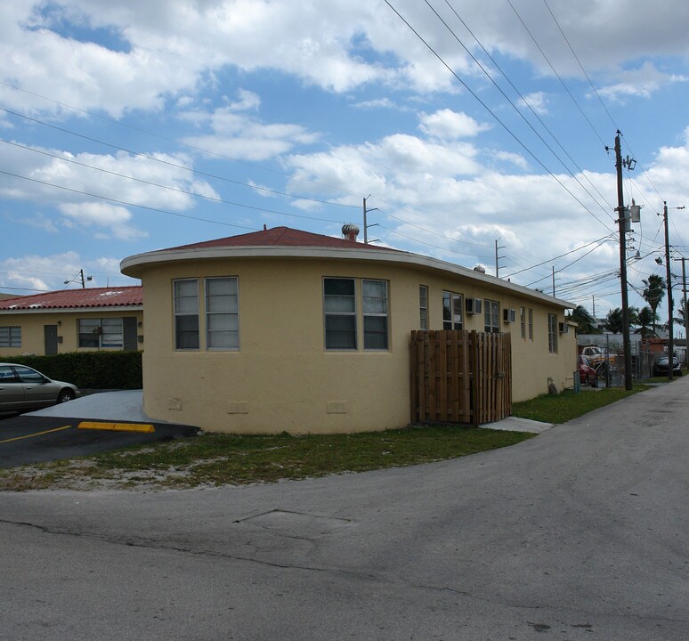 2102 Wilson St in Hollywood, FL - Building Photo