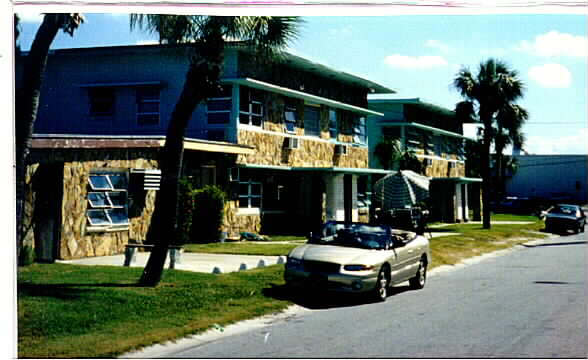 Dune Apartments in Madeira Beach, FL - Foto de edificio