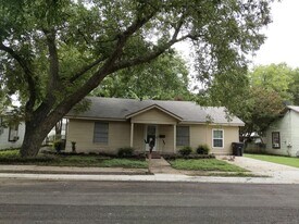 303 Myers St in Cleburne, TX - Building Photo