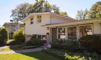 440 Sheryl Ln in Glenview, IL - Building Photo