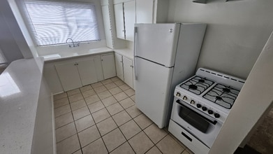 228 S Tower Dr, Unit 205 in Beverly Hills, CA - Foto de edificio - Building Photo