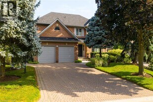 19 Honeysuckle Crescent in Hamilton, ON - Building Photo