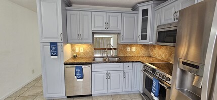 2542 Riverside Dr, Unit 214 in Coral Springs, FL - Building Photo - Building Photo