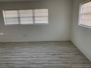 1521 NE 150th St-Unit -104 in Miami, FL - Foto de edificio - Building Photo