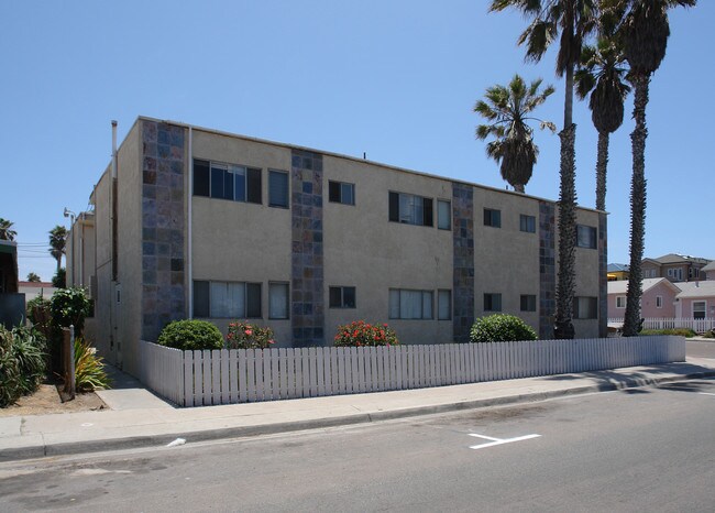 1015-1017 Seacoast Dr in Imperial Beach, CA - Foto de edificio - Building Photo