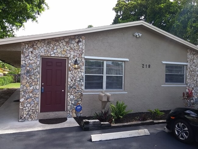 218 SW 14th St, Unit 1 in Dania Beach, FL - Foto de edificio - Building Photo