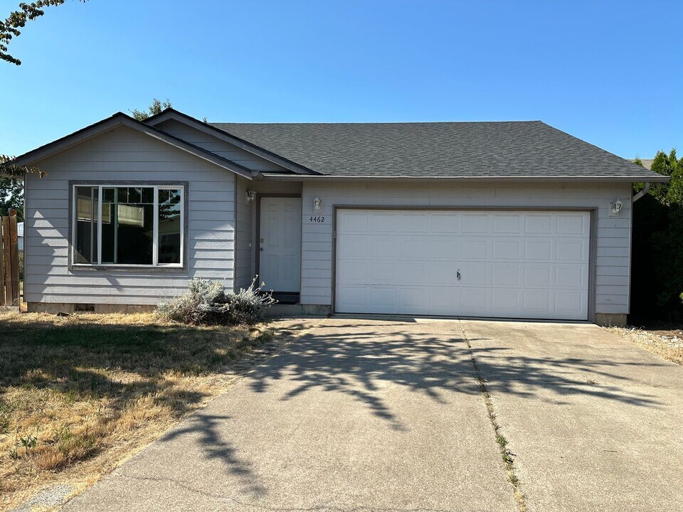4462 Live Oak St in Sweet Home, OR - Foto de edificio