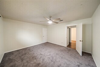 416 Rolling Hills Dr W in Conroe, TX - Foto de edificio - Building Photo