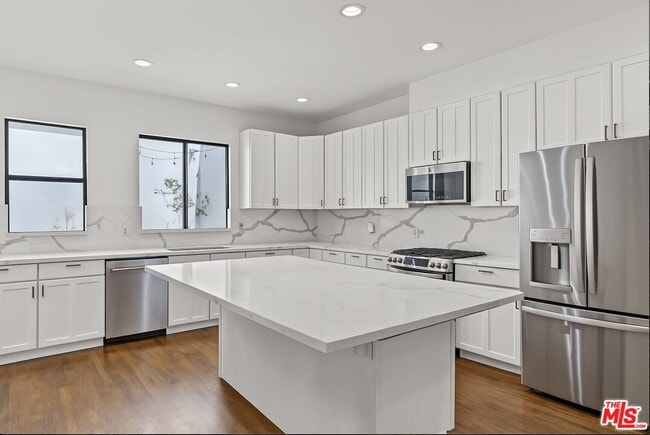 2646 Rinconia Dr in Los Angeles, CA - Building Photo - Building Photo