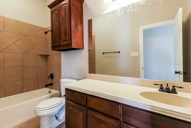 101 Thorncreek Cir in Red Oak, TX - Building Photo - Building Photo