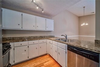 215 Arbor Wy in Fayetteville, GA - Foto de edificio - Building Photo