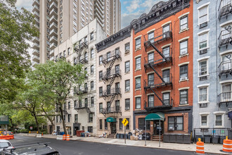 486 E 74th St in New York, NY - Building Photo - Building Photo