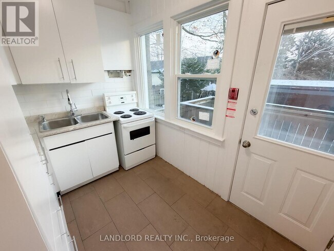 2469 Queen St E in Toronto, ON - Building Photo - Building Photo