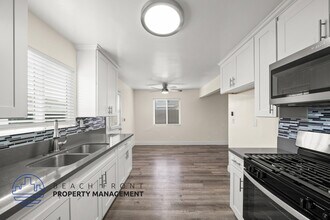 1041-1045 Gulf in Wilmington, CA - Foto de edificio - Building Photo