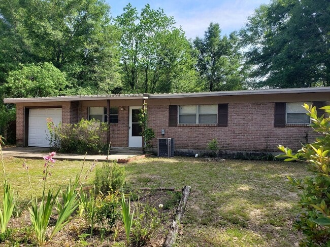 6557 Julia Dr in Milton, FL - Building Photo - Building Photo