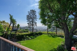 2439 Carman Crest Dr in Los Angeles, CA - Building Photo - Building Photo