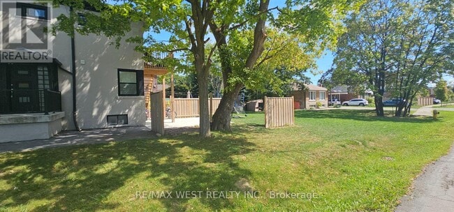 4229 Bloor St W in Toronto, ON - Building Photo - Building Photo