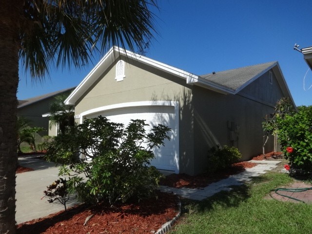 215 Lookout Dr in Apollo Beach, FL - Building Photo