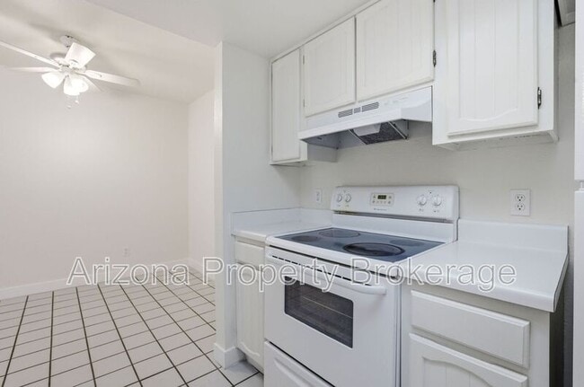 240 E Beck Ln in Phoenix, AZ - Building Photo - Building Photo