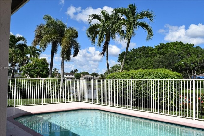 991 Crestview Cir in Weston, FL - Building Photo - Building Photo